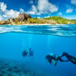 Les Seychelles - Vue plongeur sous l'eau île