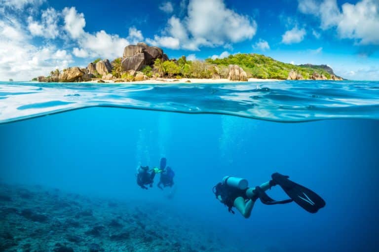 Les Seychelles - Vue plongeur sous l'eau île