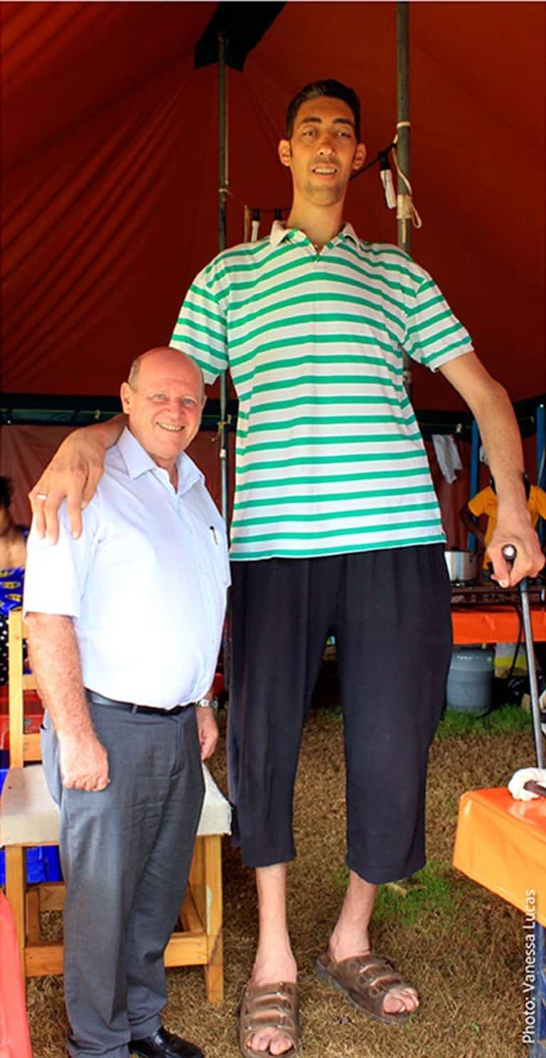 tallest man in seychelles Sultan Kosen met Alain St. Ange