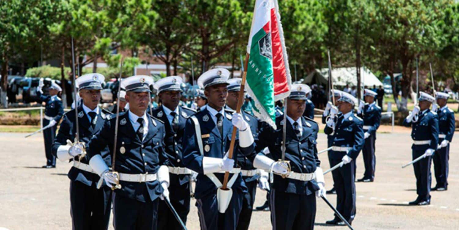 ARTICLE-New graduates of the national police college