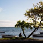 Île Maurice - Vue bord d'océan pêcheur arbre bateaux