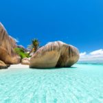 Les Seychelles - Bord d'océan grand rocher eau turquoise