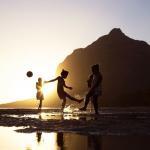 Île Maurice - Plage enfants ballon couché de soleil