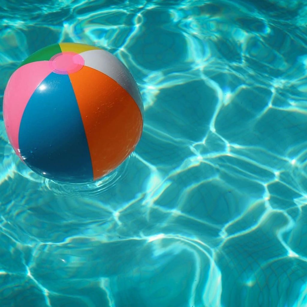 vacances scolaires - piscine - ballon